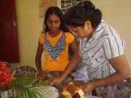 Vinitha verteilt Kiri-Bat an Sandamalis Big-Girl-Party im Chathura-Kinderheim 