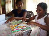 Samanthi und Iresha im Chathura-Kinderheim freuen sich, dass Schulferien sind. 
