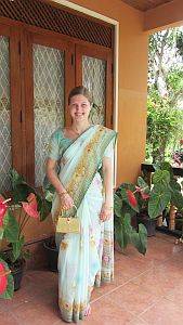 vormittags hatte Vinitha Zeit, um Anne-Christine im Chathura-Kinderheim die Sari-Wickeltechnik zu zeigen