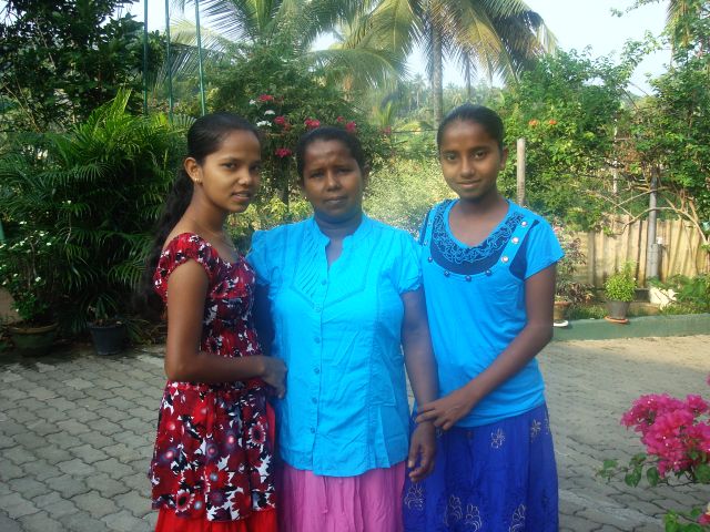Nitha mit ihren Töchtern Imasha und Dilhani 2015 im Chathura-Kinderheim