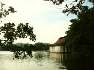 Der See beim heiligen Zahntempel in Kandy. 