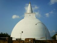 Eine Dagoba im stahlenden Weiß. 