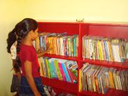 viele neue Bücher für das Chathura-Kinderheim