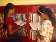 eine große Auswahl an Büchern finden unsere Mädchen in der Chathura-Kinderheim Bibliothek 