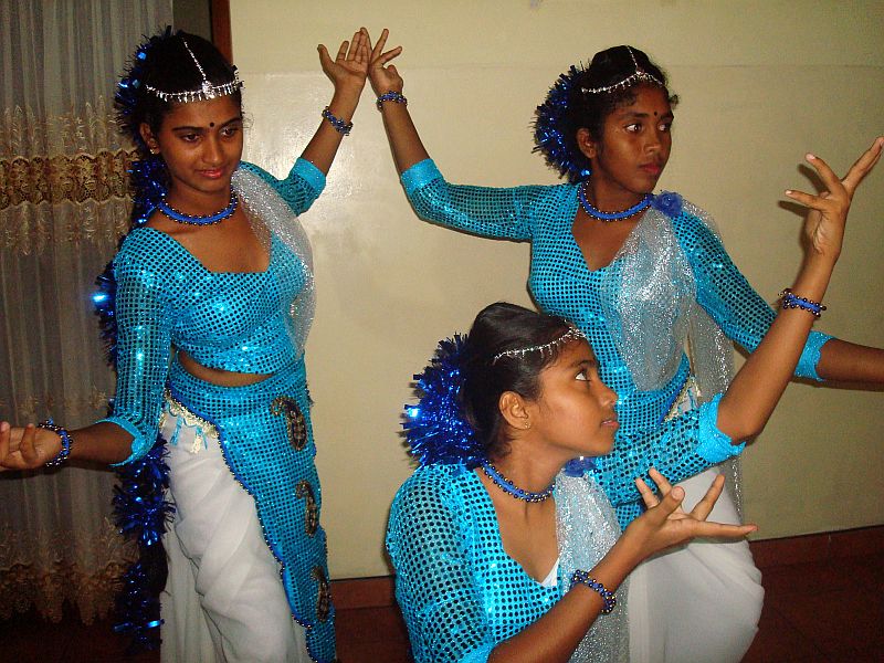 drei unserer Mädchen haben das Chathura-Kinderheim beim Weltkindertag als Tänzerinnen vertreten