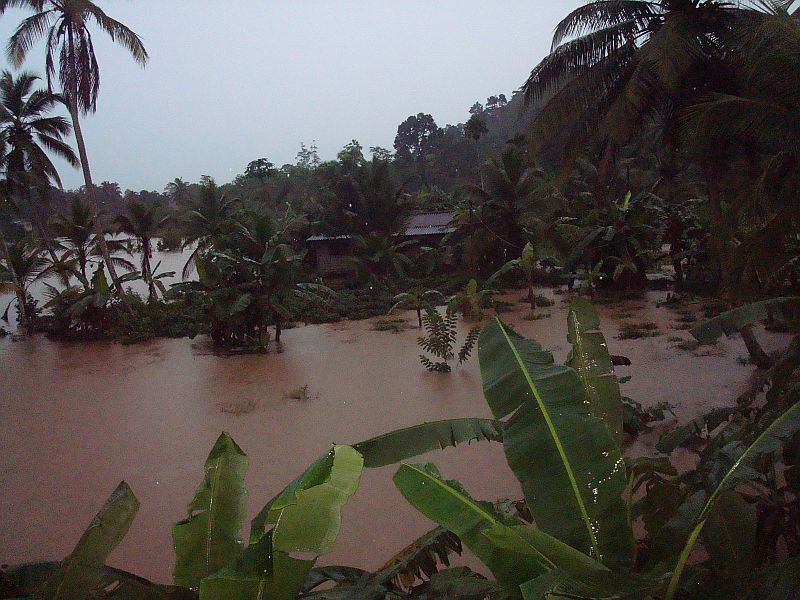 starke, langanhaltende Regenfälle setzten das Tal rund ums Chathura-Kinderheim tagelang unter Wasser