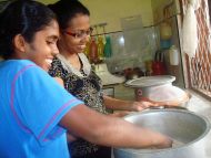 Küchenarbeit im Chathura-Kinderheim