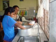 Sandamali und Imesha bei der Küchenarbeit im Chathura-Kinderheim