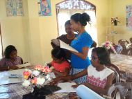 Imesha hilft bei den Hausaufgaben im Chathura-Kinderheim