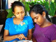 Imesha hilft Devika bei den Hausaufgaben im Chathura-Kinderheim