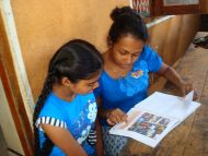 Imesha hilft Nisansala bei den Hausaufgaben im Chathura-Kinderheim