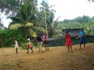 die Mädchen vom Chathura-Kinderheim spielen mit Begeisterung Kricket 