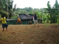 die Mädchen vom Chathura-Kinderheim spielen mit Begeisterung Kricket 