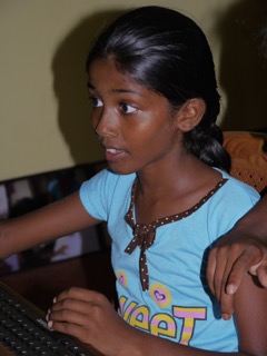 Computerunterricht im Chathura-Kinderheim 