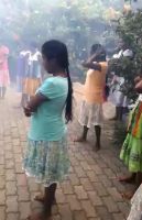 das srilankische Neujahrsfest wird mit Feuerwerksböllern im Chathura-Kinderheim begrüßt