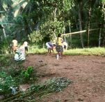 die Mädchen vom Chathura-Kinderheim helfen bei der Gartenarbeit mit. 