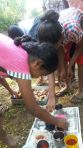 Teepause bei der Gartenarbeit im Chathura-Kinderheim