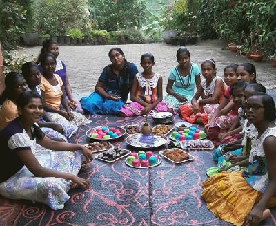 mit neuen Kleidern und leckerem Essen wird das srilankische Neujahrsfest im Chathura-Kinderheim gefeiert