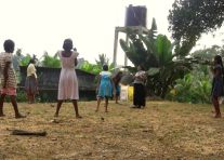 Spielen auf dem großen Spielplatz beim Chathura-Kinderheim 