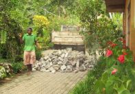 die marode Betonfläche am Chathura-Kinderheim wird neu gepflastert