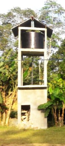 der neue Wassertank steht auf dem Turm beim Chathura-Kinderheim 