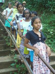 die Mädchen vom Chathura-Kinderheim besuchen den Sri Sankapala Tempel