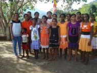 die Mädchen vom Chathura-Kinderheim besuchen den den Tempel auf dem Wedasiti Kanda bei Katharaga