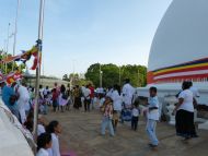 die Mädchen vom Chathura-Kinderheim besuchen den Katharagama Tempel