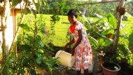 Maduwanthi gießt die Blumen im Hof des Chathura-Kinderheims