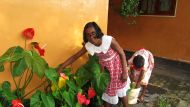 Mali versorgt die Blumen im Hof beim Chathura-Kinderheim