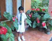 Vihanga freut sich über die schönen Blüten beim Chathura-Kinderheim