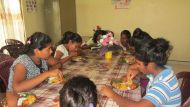dieMädchen im Chathura-Kinderheim freuen sich über gutes EssendieMädchen im Chathura-Kinderheim freuen sich über gutes Essen
