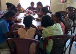 dieMädchen im Chathura-Kinderheim freuen sich über gutes Essen