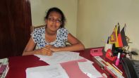 Imesha bei der Büroarbeit im Chathura-Kinderheim 