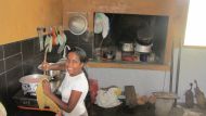 Inoka hilft Shamali in der Küche vom Chathura-Kinderheim 