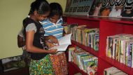 viel Auswahl in der Bibliothek des Chathura-Kinderheims