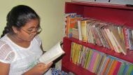 viel Auswahl in der Bibliothek des Chathura-Kinderheims