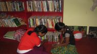 viel Auswahl in der Bibliothek des Chathura-Kinderheims