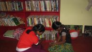 viel Auswahl in der Bibliothek des Chathura-Kinderheims