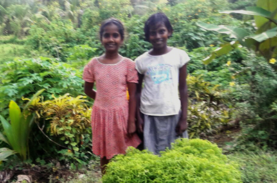 zwei neue Mädchen im Chathura-Kinderheim 