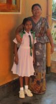 Mama Vinitha begleitet Sanduni an ihrem ersten Schultag zur Schule