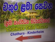 ein Hinweisschild zeigt unseren Besuchern den Weg zum Chathura-Kinderheim 