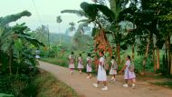 die Mädchen vom Chathura-Kinderheim auf dem Weg zur Schule