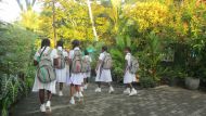 die Mädchen vom Chathura-Kinderheim auf dem Weg zur Schule