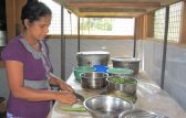 Shamali kocht leckeres Essen im Chathura-Kinderheim