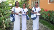 die Mädchen vom Chathura-Kinderheim auf dem Weg zur Tempelschule