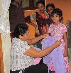 neue Kleider für Vihanga im Chathura-Kinderheim 