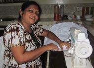 Mama Vinitha nähte eine Schuluniform für Vihanga
