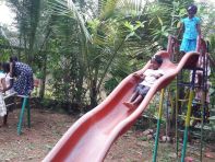 fröhliche Stunden auf dem Spielplatz beim Chathura-Kinderheim