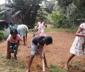 gemeinsam geht alles leichter und schneller...Unkraut jäten auf dem Spielplatz beim Chathura-Kinderheim 